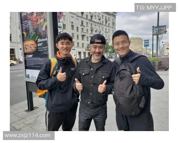在繁华街头偶遇足球明星瞬间的惊喜与感动